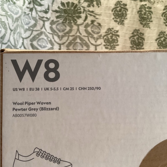 Beautiful worn only once Woman’s Allbird sneakers. - Picture 5 of 5